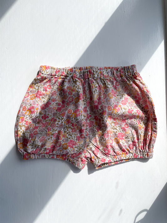 Håndsyede blomstrede bloomers