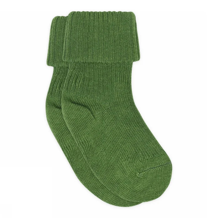 BABYSTRØMPER I BOMULD - ARTICHOKE GREEN