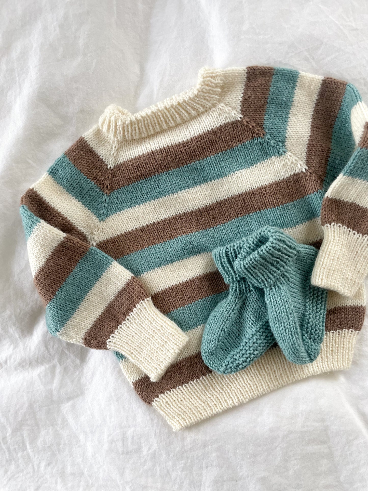 Håndstrikkede futter i Merino, Azur str. 0-2 mdr