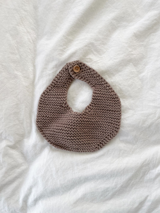 Håndstrikket beige savlesmæk