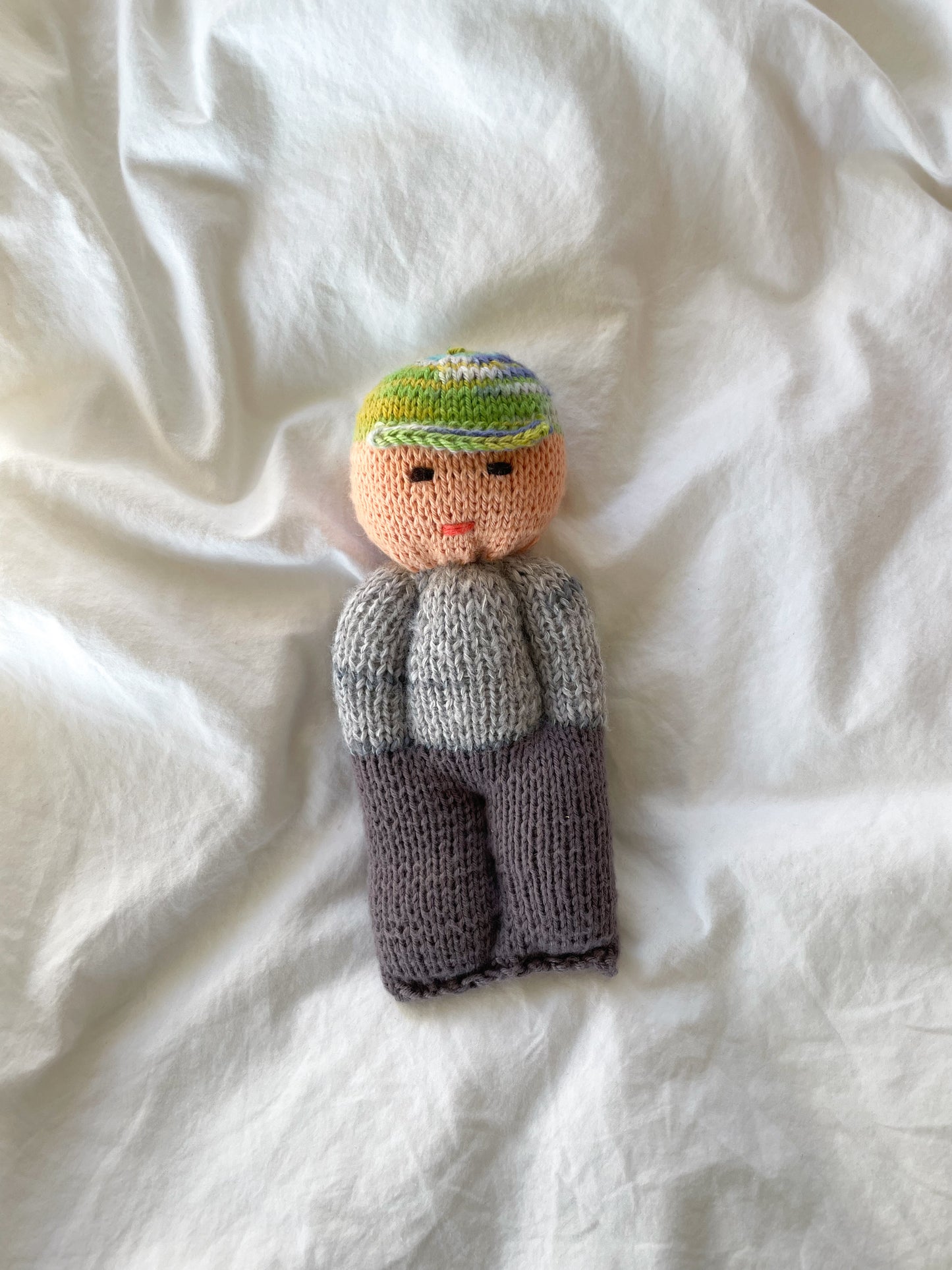 Håndstrikket figur - dreng