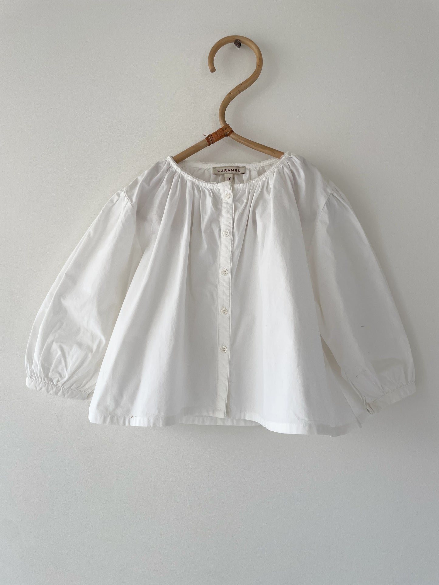 CARAMEL hvid skjorte med vidde str. 4 år