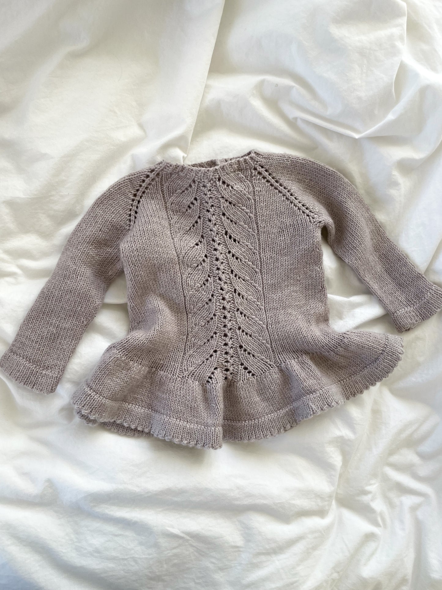 Håndstrikket flæsebluse, Merino str. 6-9 mdr