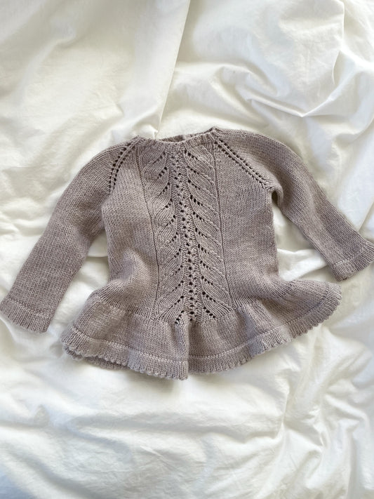 Håndstrikket flæsebluse, Merino str. 6-9 mdr