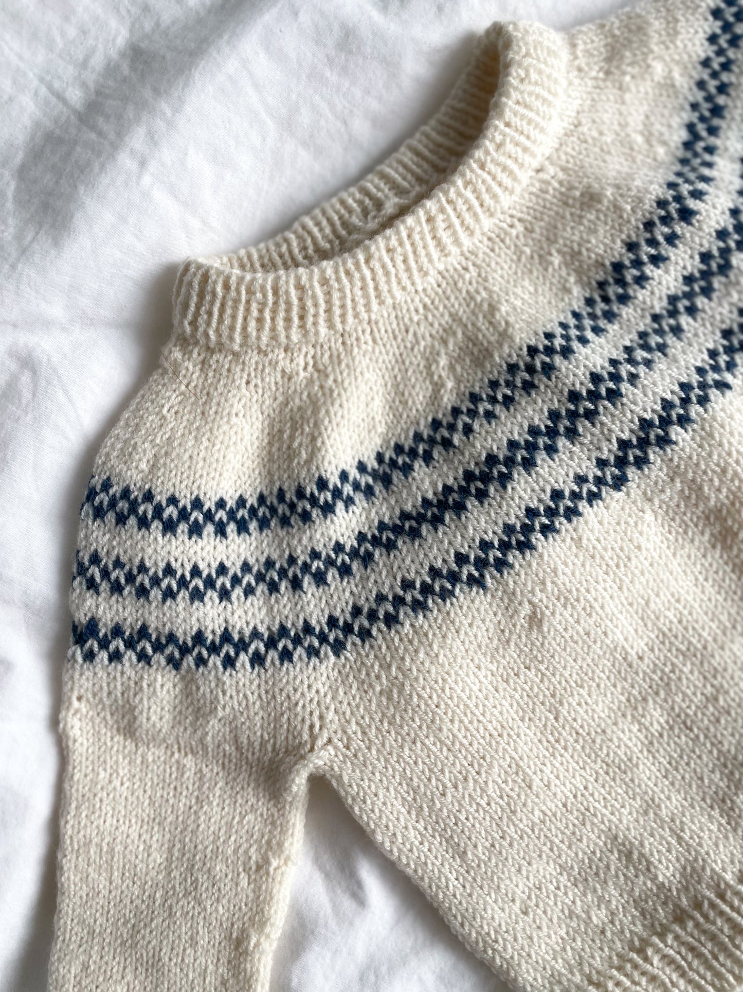 Håndstrikket bluse i Merino til nyfødt