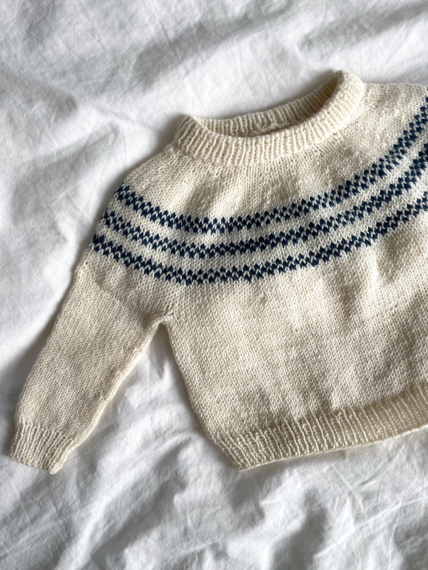 Håndstrikket bluse i Merino til nyfødt
