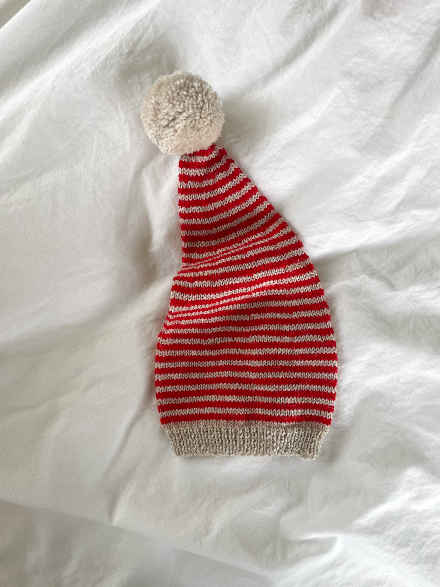 Håndstrikket nissehue rød/kit str. 0-2 mdr