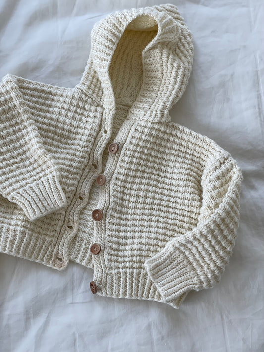 Håndstrikket cardigan med hætte