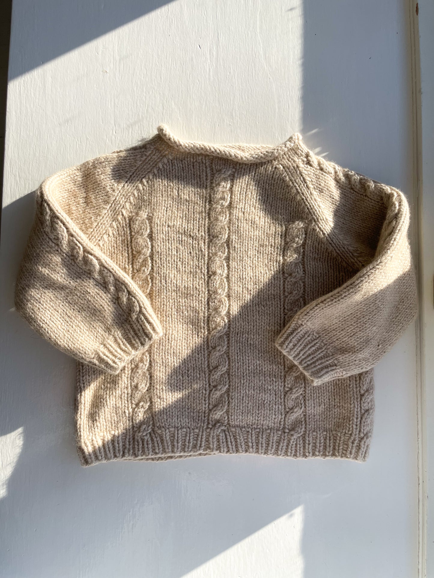 Håndstrikket snoningsbluse, uld str. 6 mdr