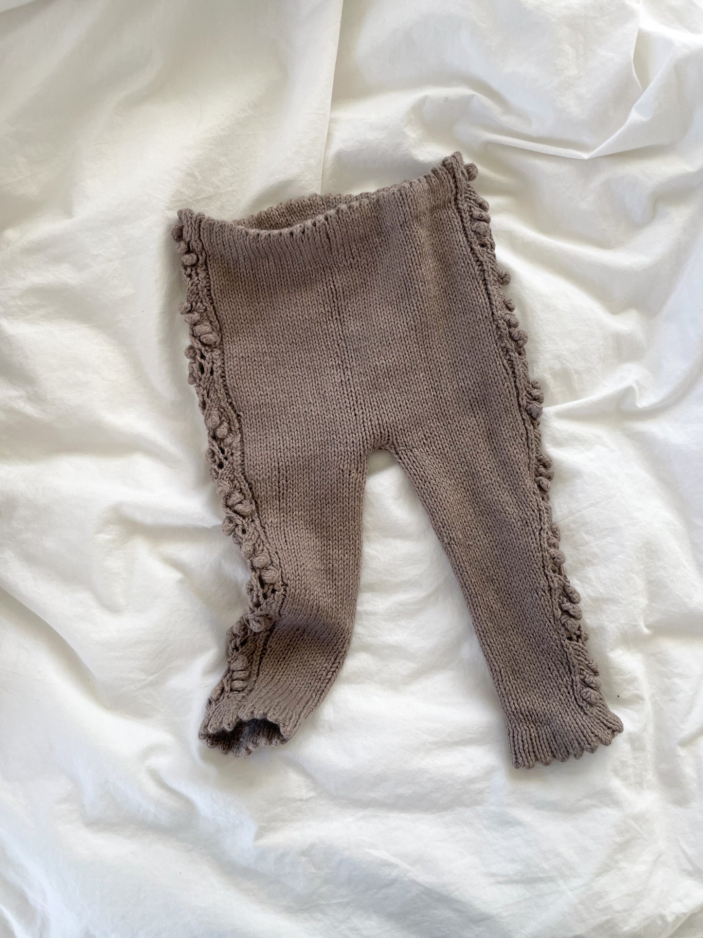 Håndstrikkede leggings med mønster i siden str. 74