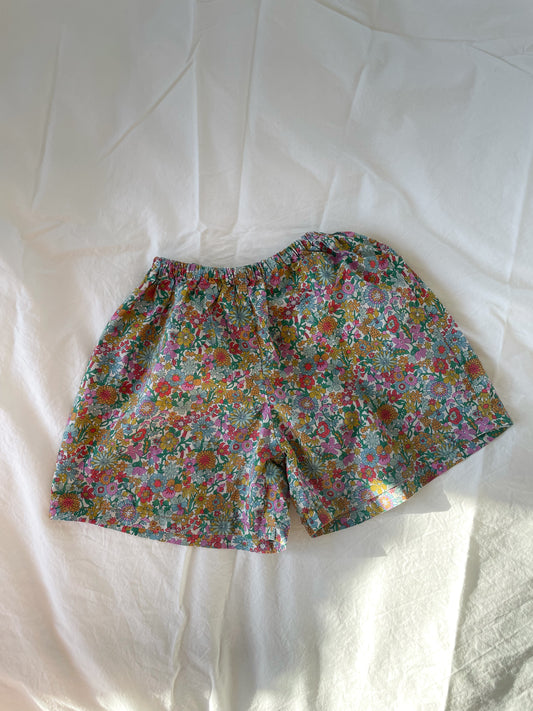 Håndsyede shorts i Liberty str. 86