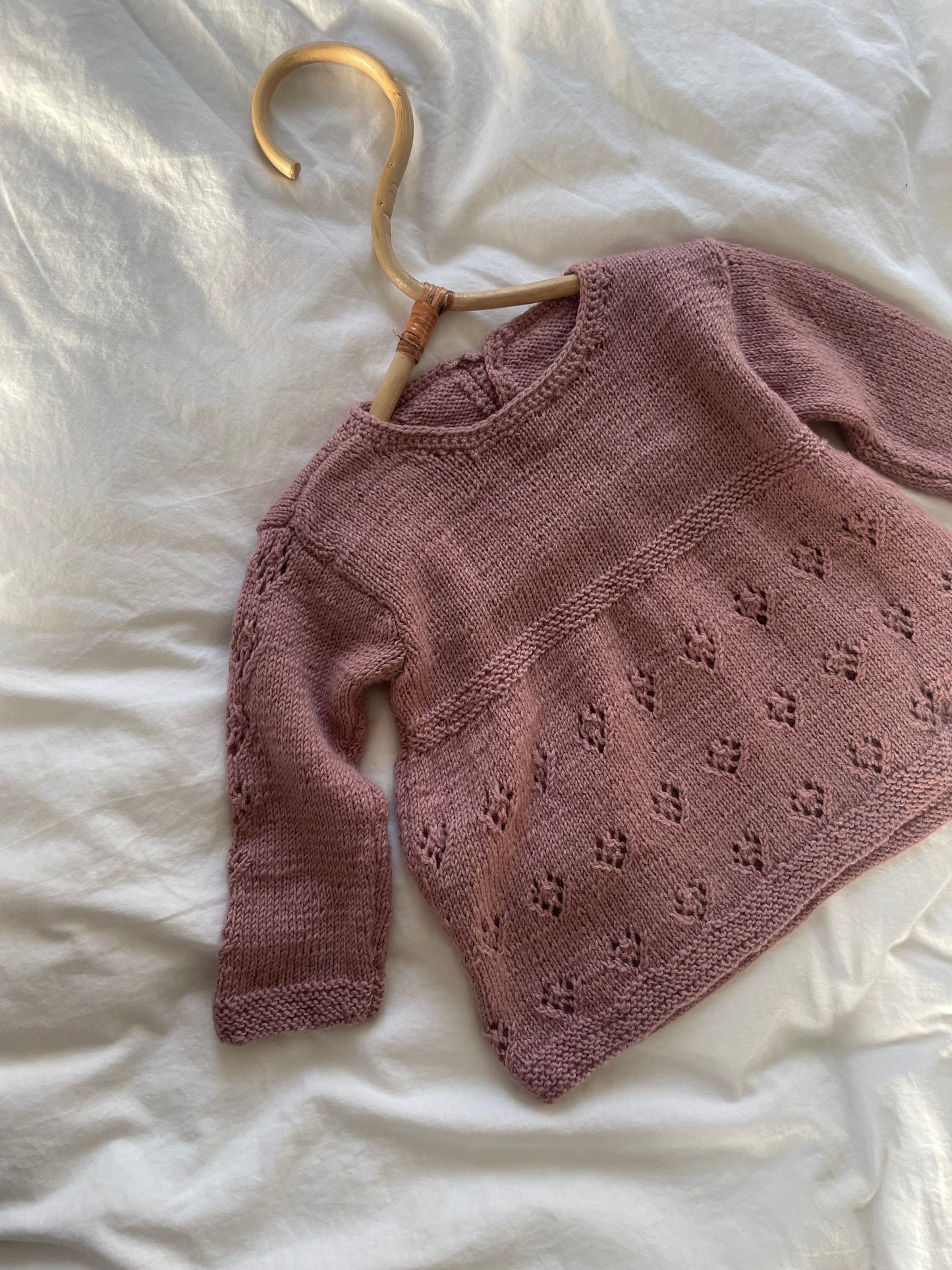 Håndstrikket bluse i uld str. 9 mdr