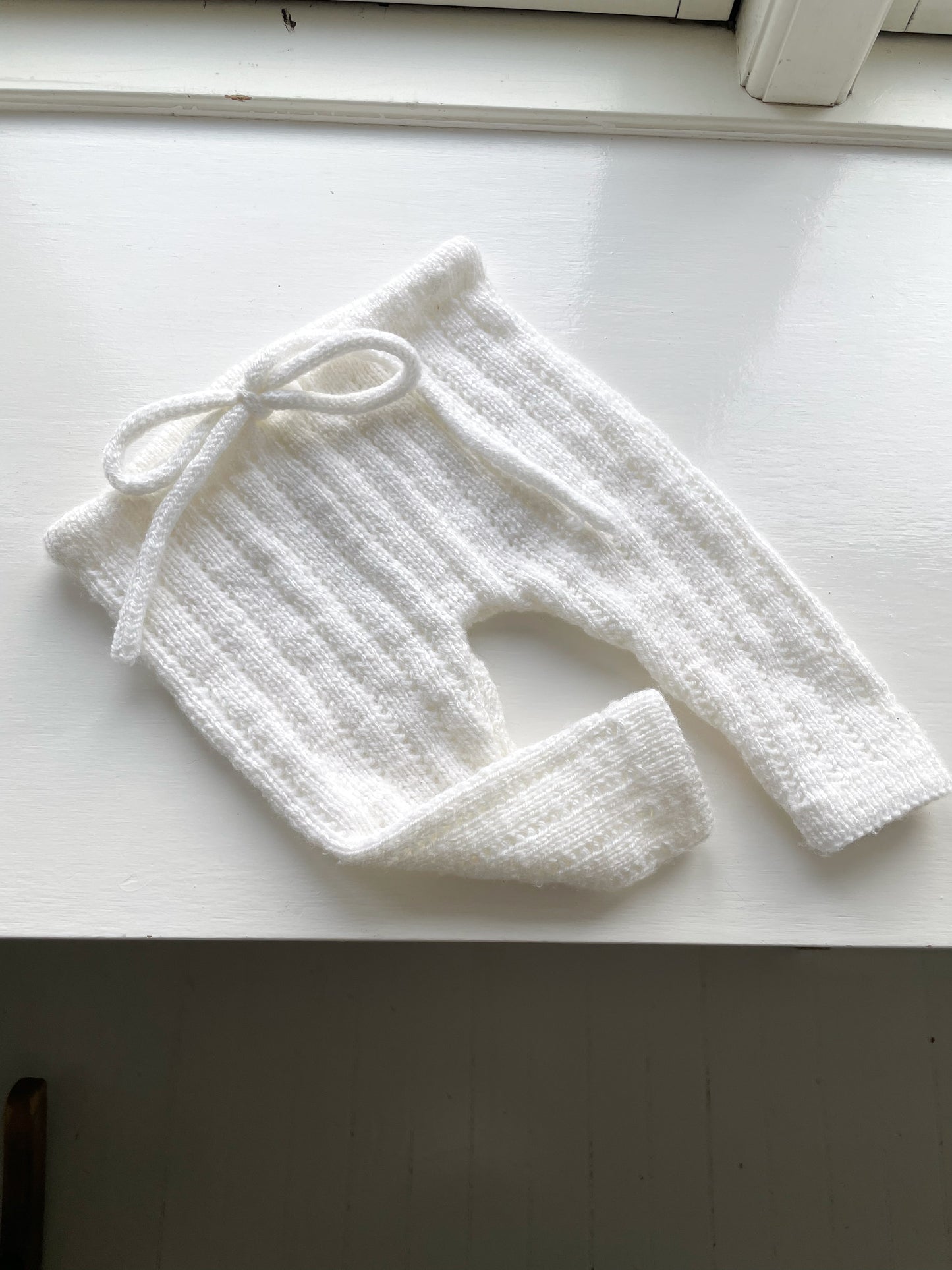 Håndstrikkede hvide bukser str. 0-2 mdr