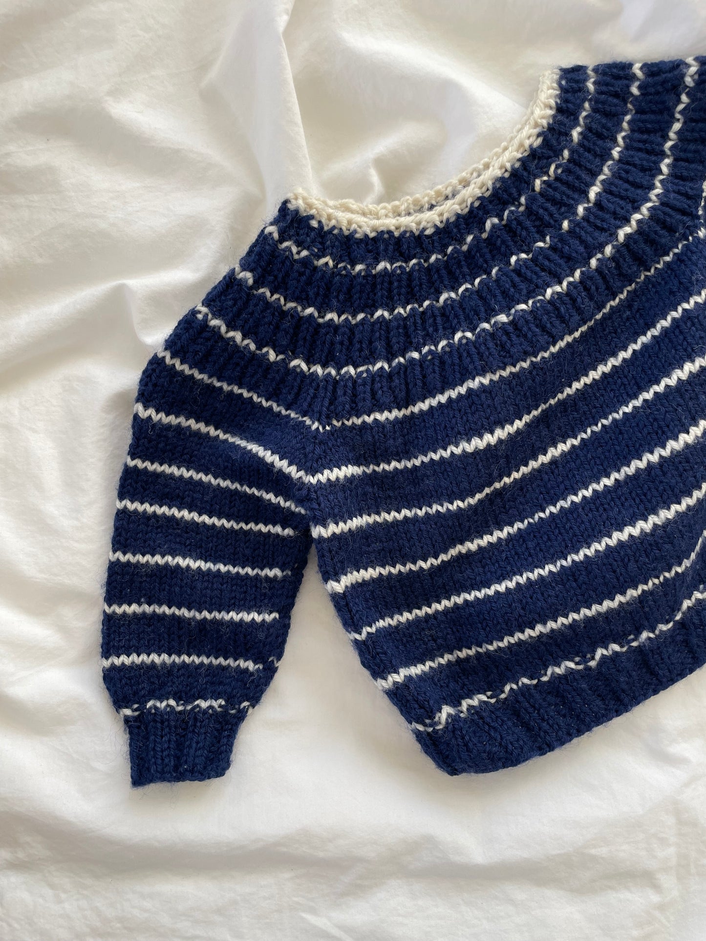 Håndstrikket navyblå sweater, uld str. 3 mdr