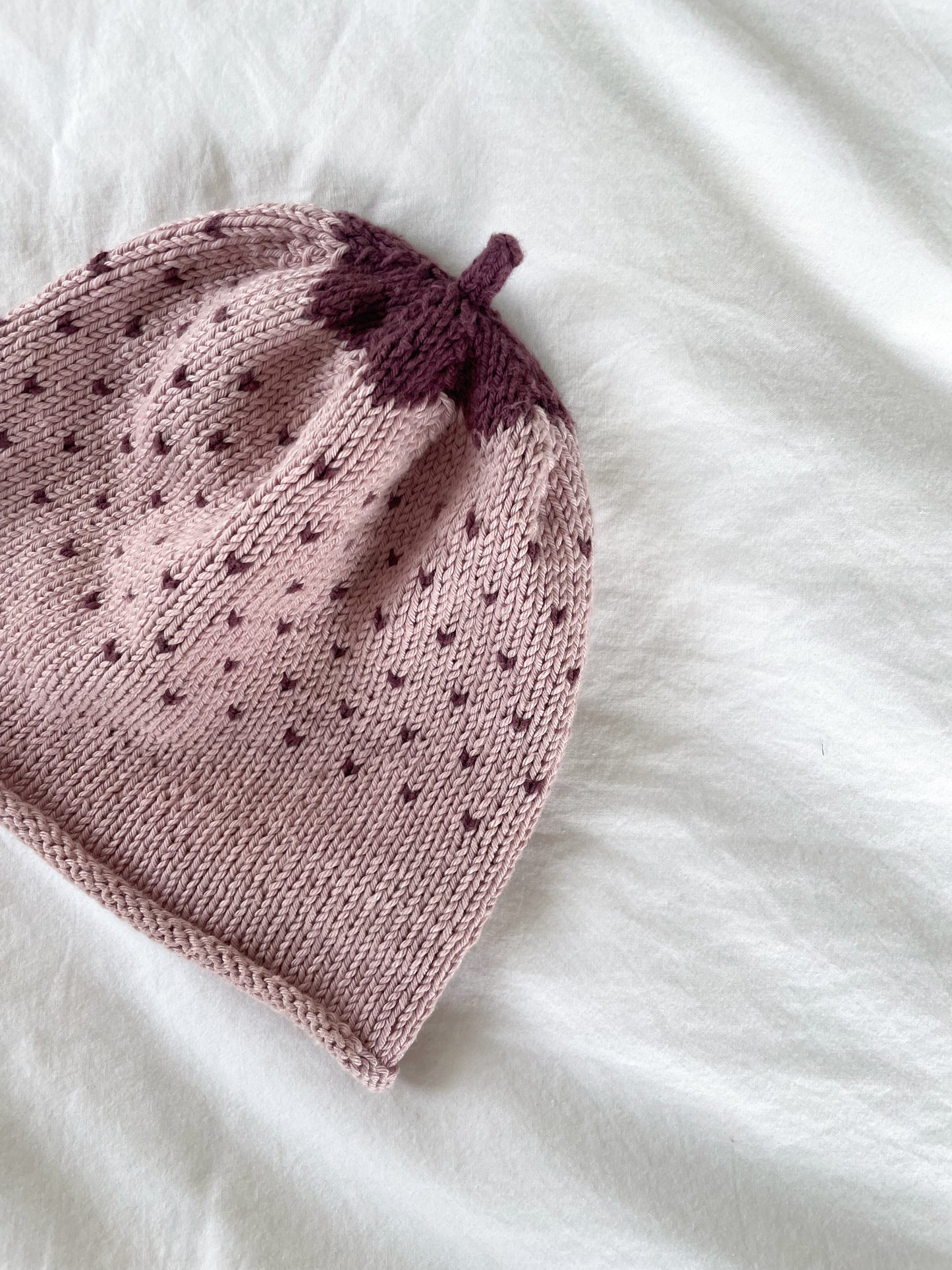 Håndstrikket jordbærhue str. 86