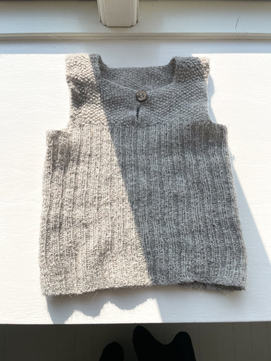 Håndstrikket grå vest, uld str. 12 mdr