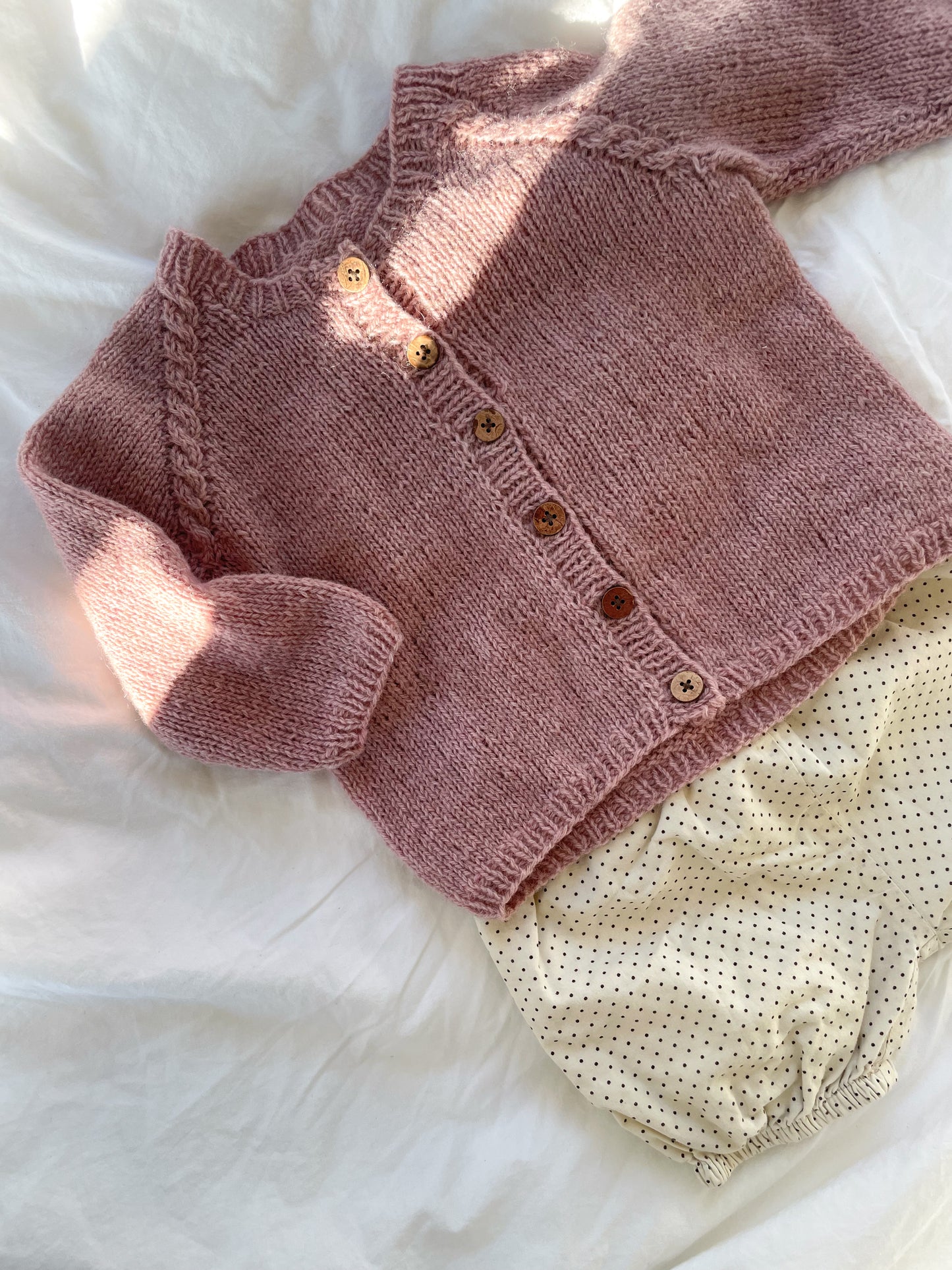 Håndstrikket rosa cardigan, uld str. 6 mdr