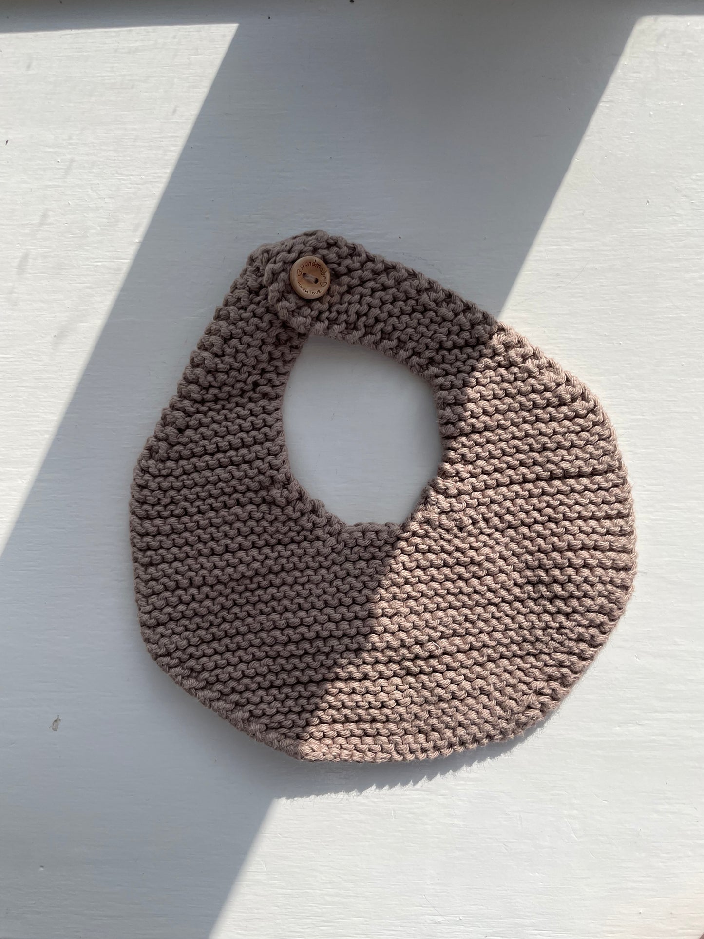 Håndstrikket beige savlesmæk