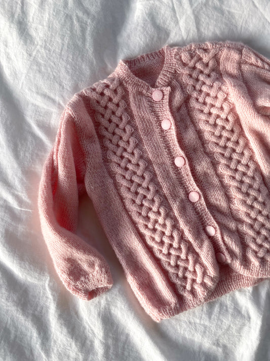 Håndstrikket lyserød cardigan i uld str. 9 mdr