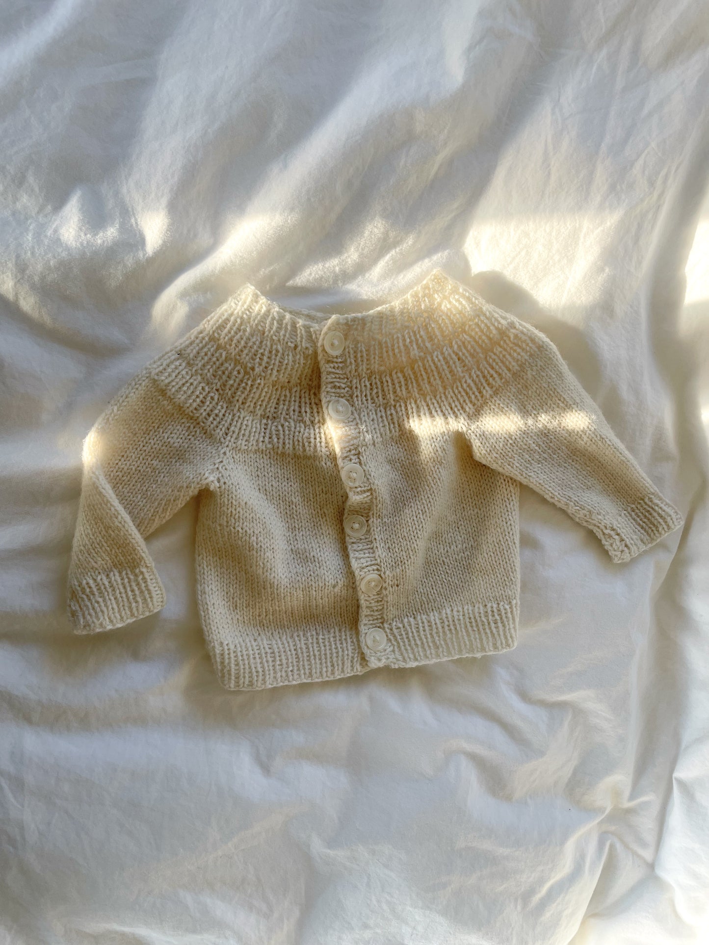 Håndstrikket råhvid cardigan, uld str. 62