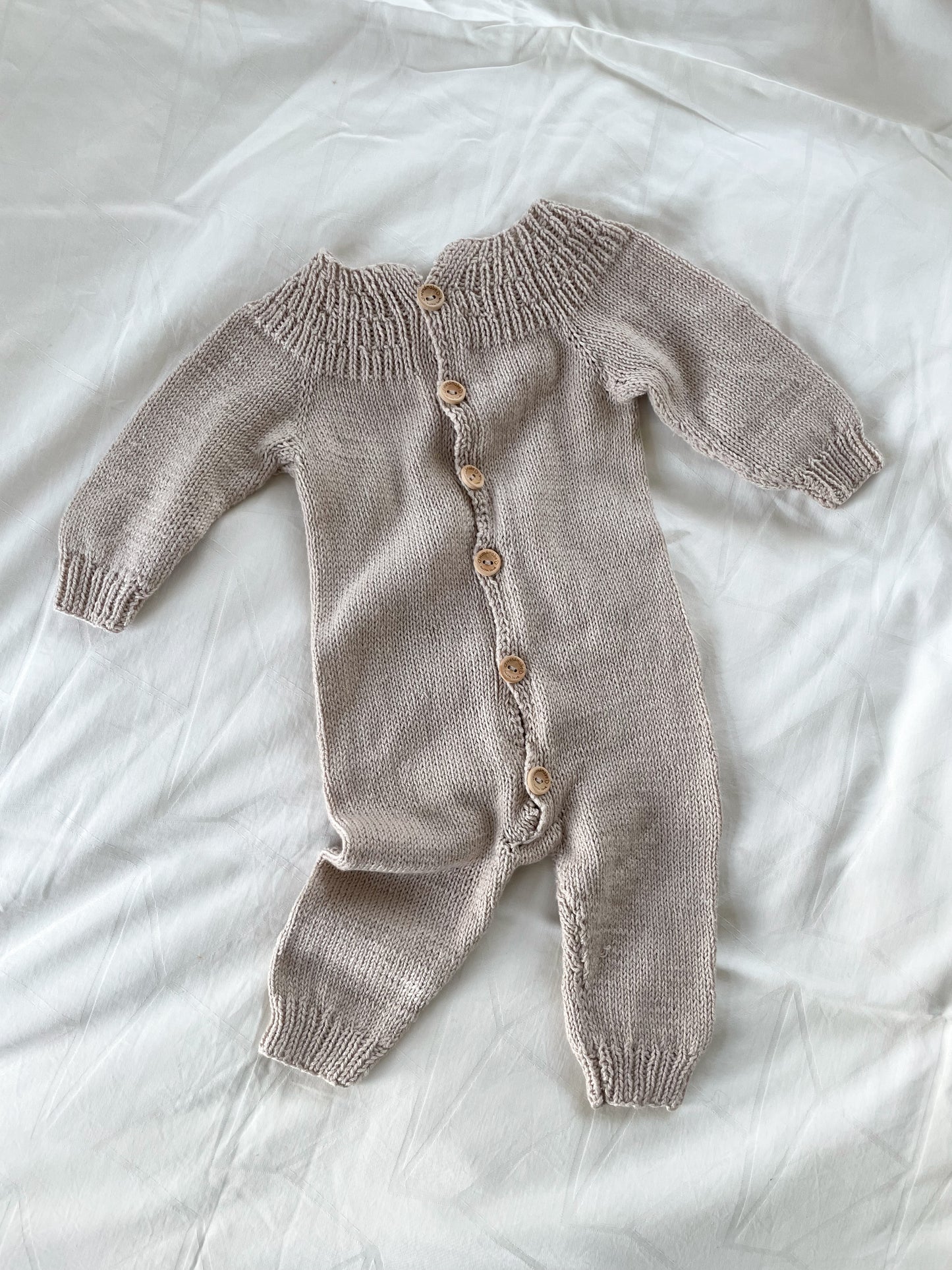 Håndstrikket beige dragt, Merino str. 62