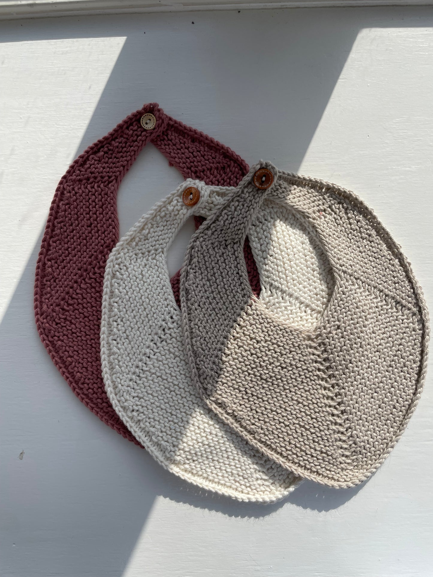 Håndstrikket beige savlesmæk