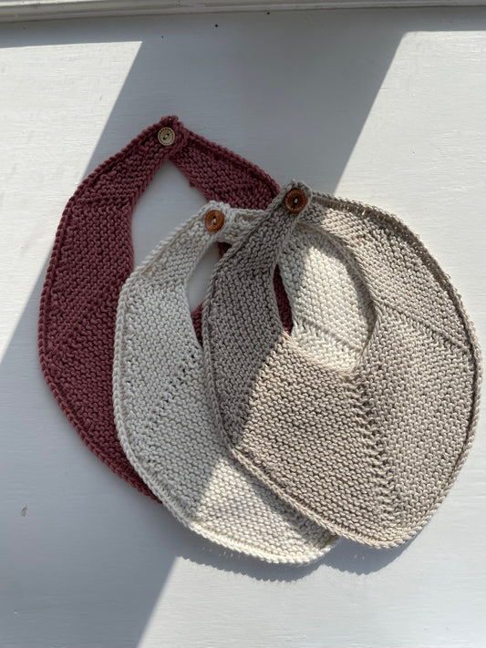 Håndstrikket beige savlesmæk