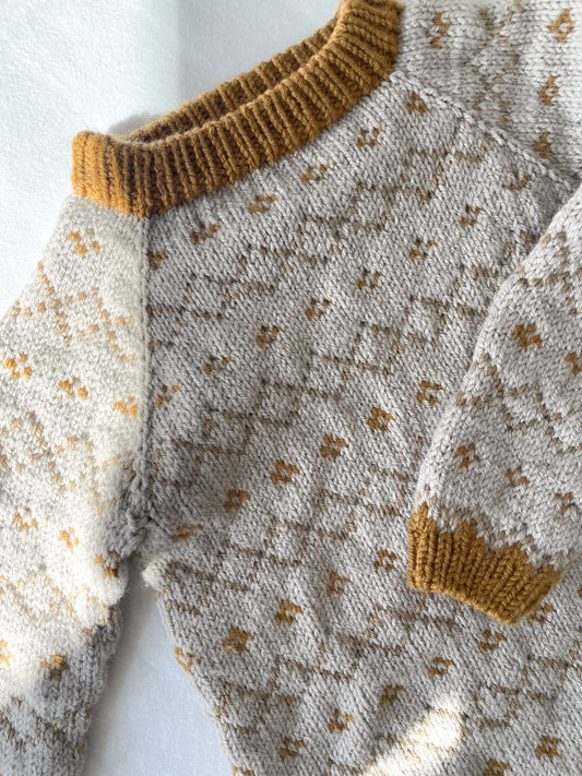Håndstrikket beige/gylden sweater str. 86