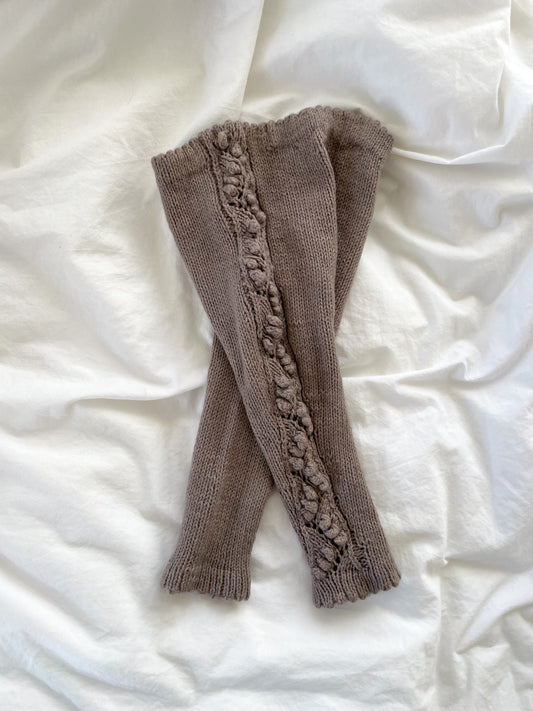 Håndstrikkede leggings med mønster i siden str. 74