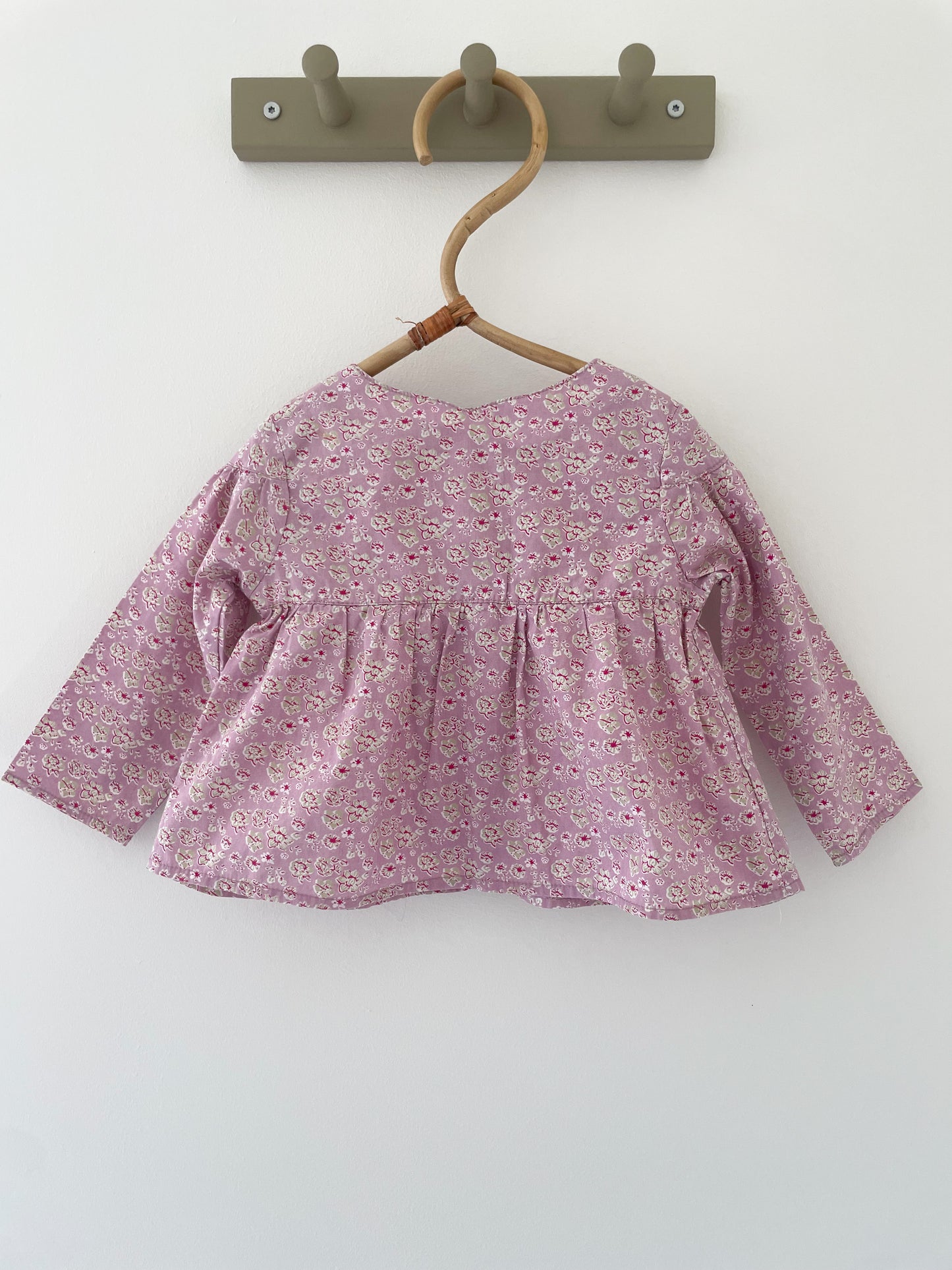 Yndig blomstret bluse str. 6 mdr