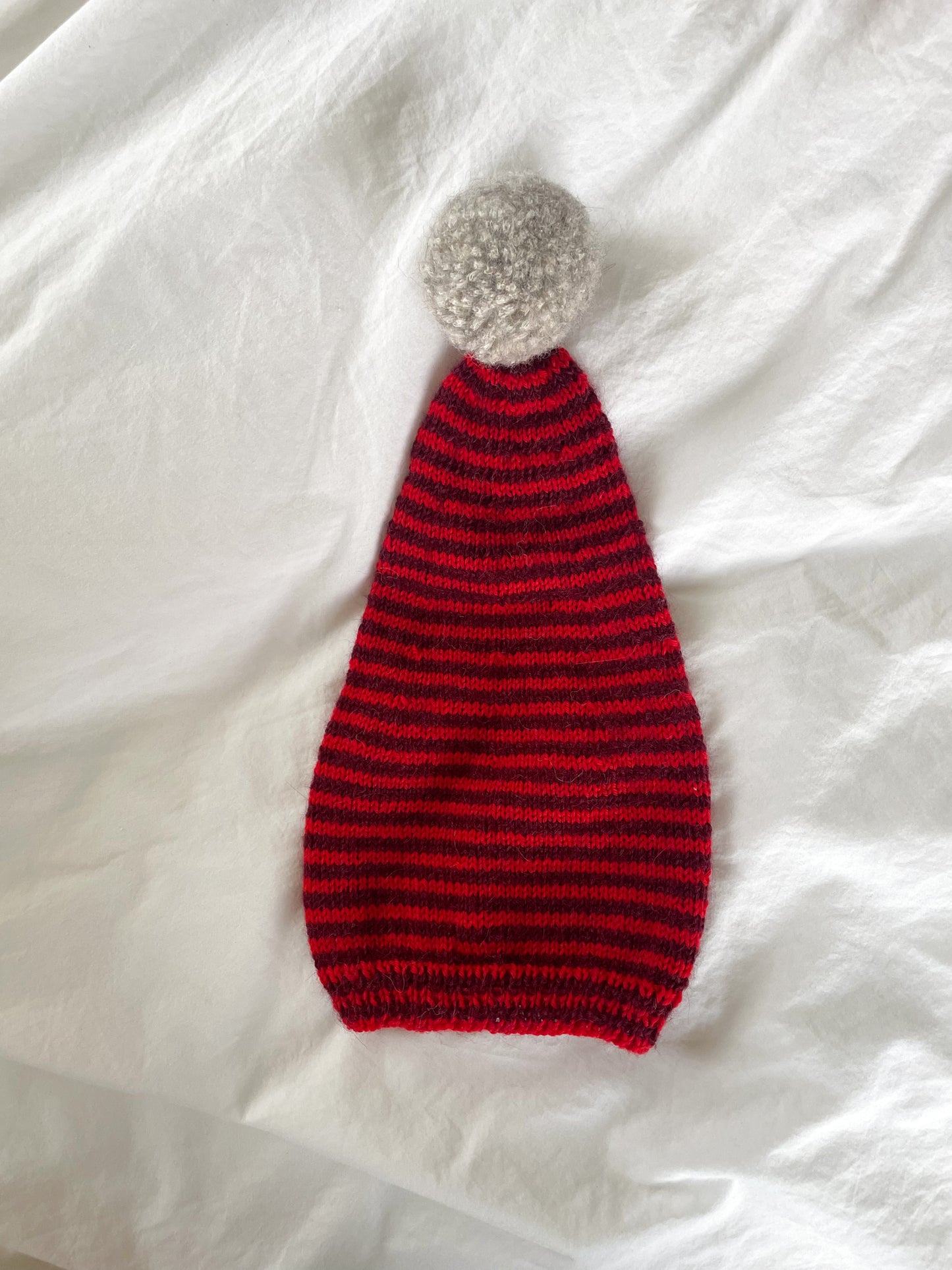 Håndstrikket nissehue rød/bordeaux str. 0-2 mdr