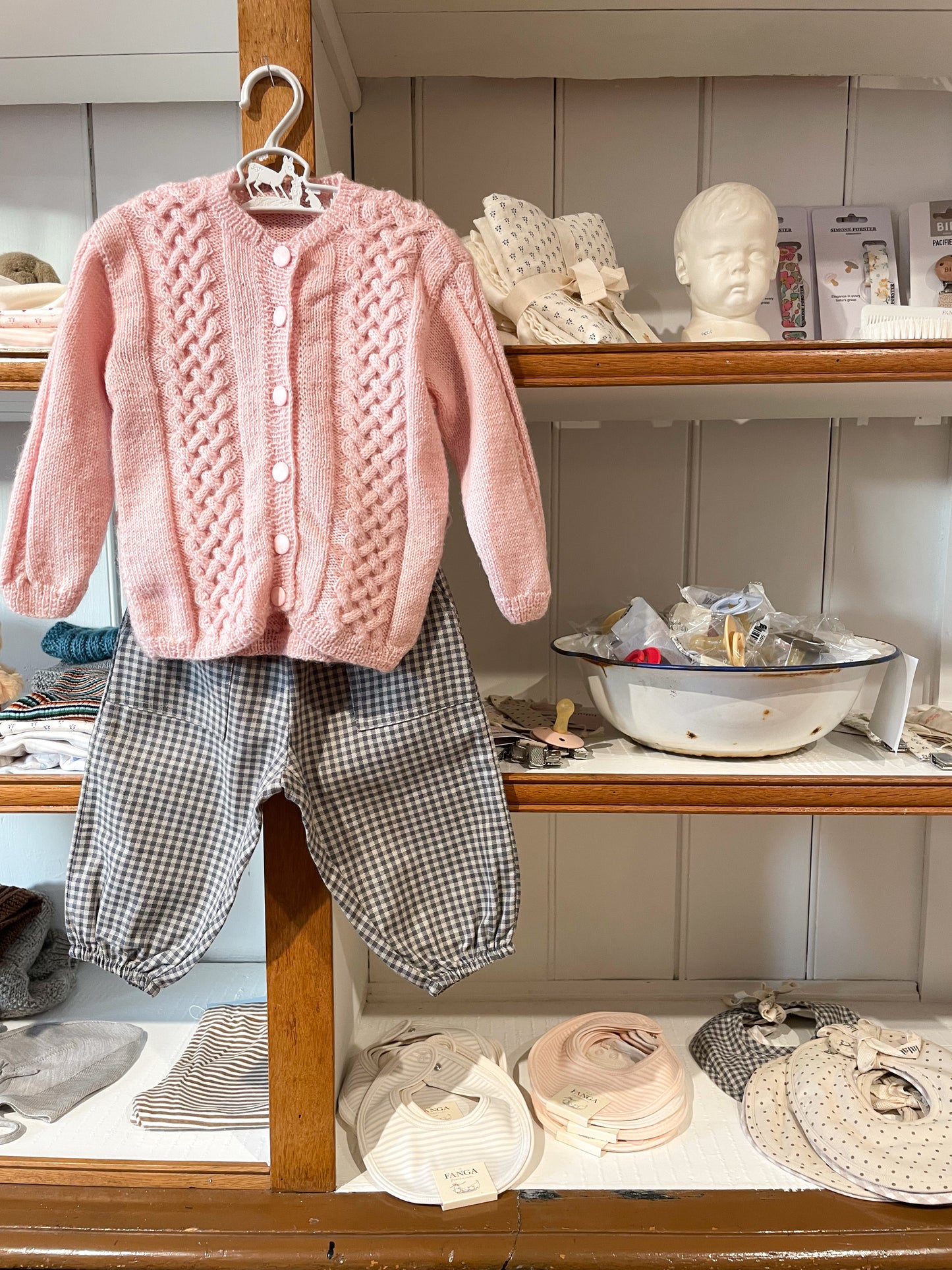 Håndstrikket lyserød cardigan i uld str. 9 mdr