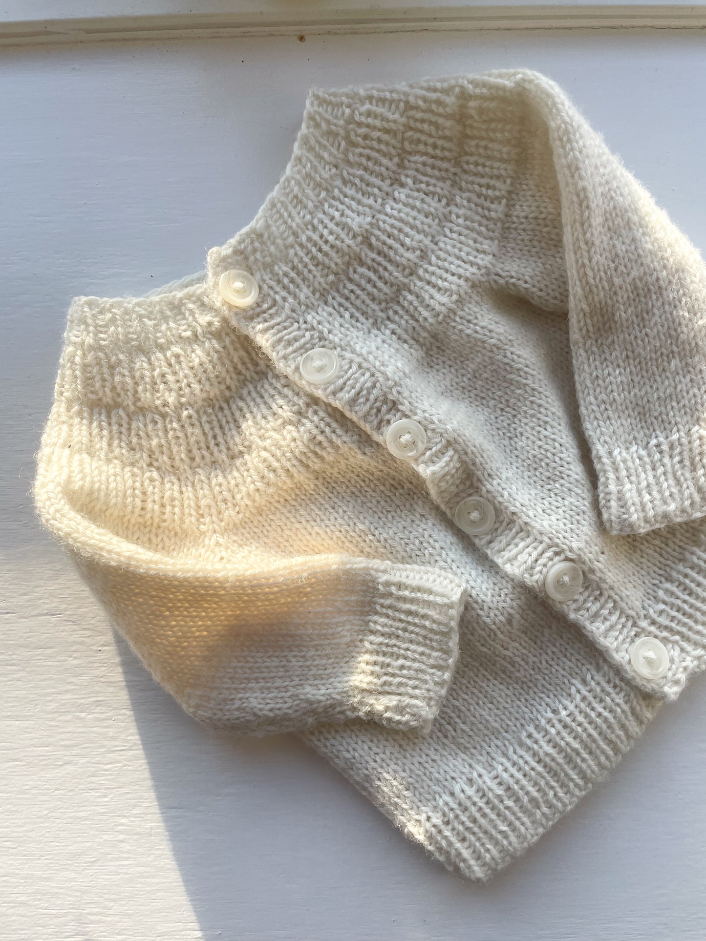 Håndstrikket råhvid cardigan, uld str. 62