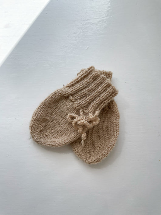 Håndstrikkede beige vanter str. 6-18 mdr