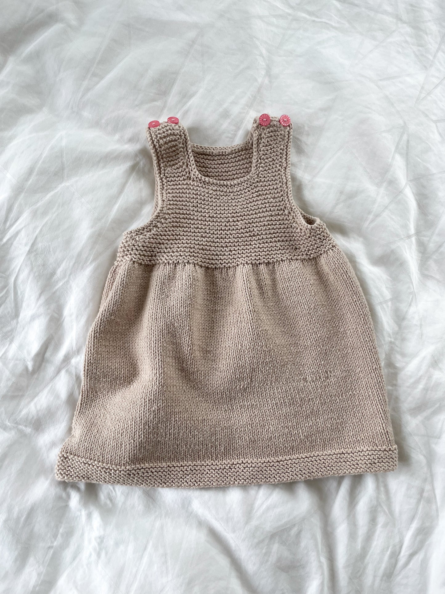 Håndstrikket beige kjole