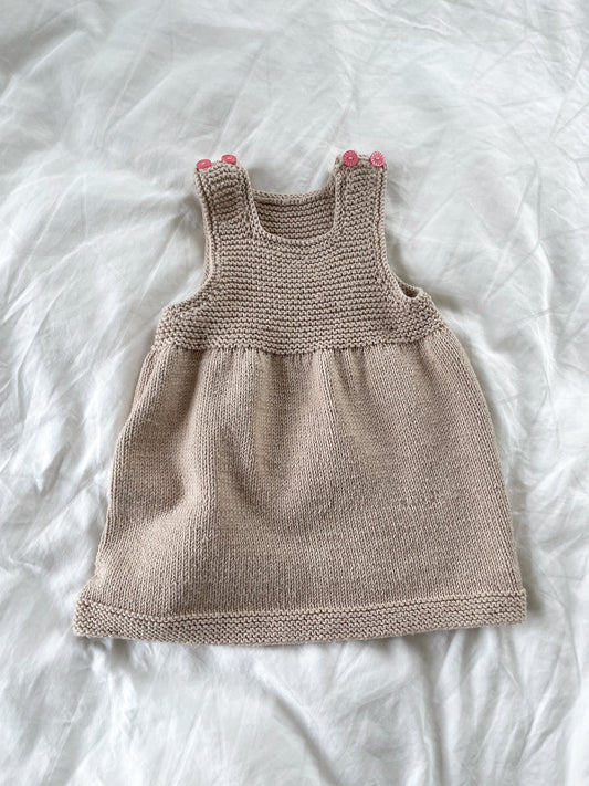 Håndstrikket beige kjole