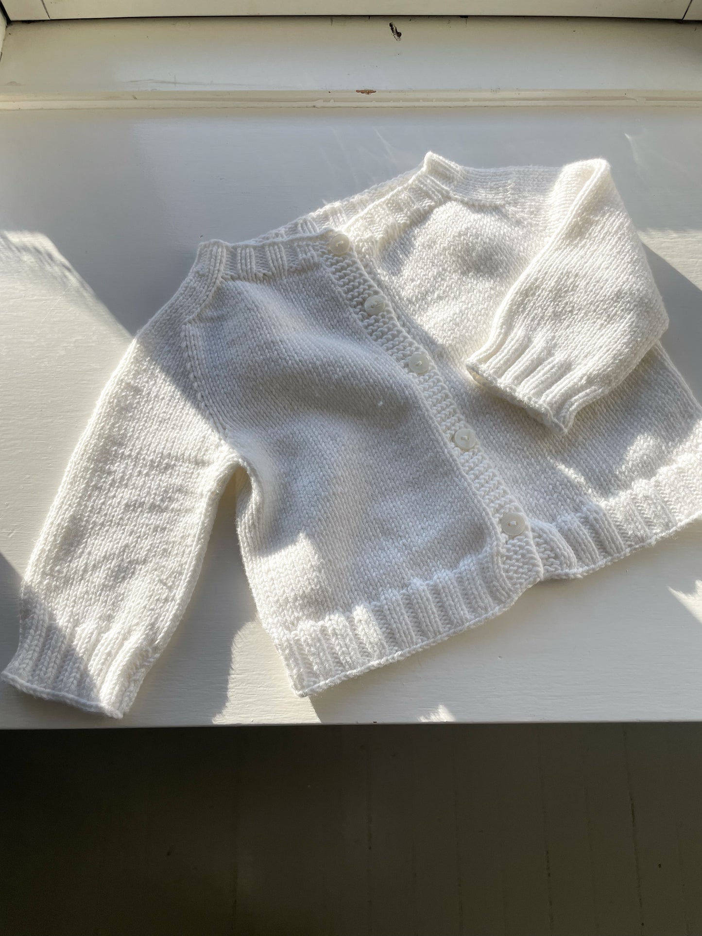 Håndstrikket hvid cardigan str. 3 mdr