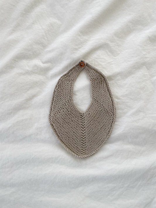 Håndstrikket beige savlesmæk