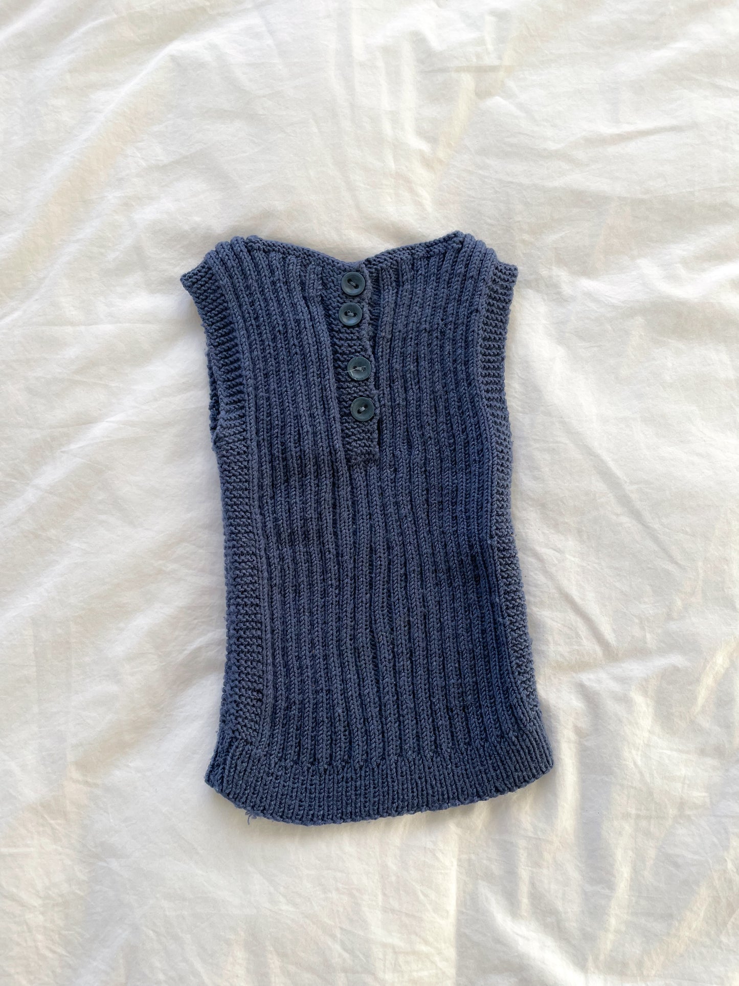 Håndstrikket blå vest i uld, 2 år