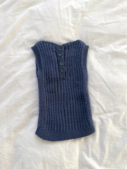 Håndstrikket blå vest i uld, 2 år