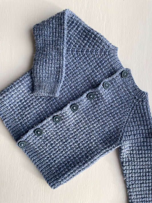Håndstrikket blå cardigan str. 6 mdr