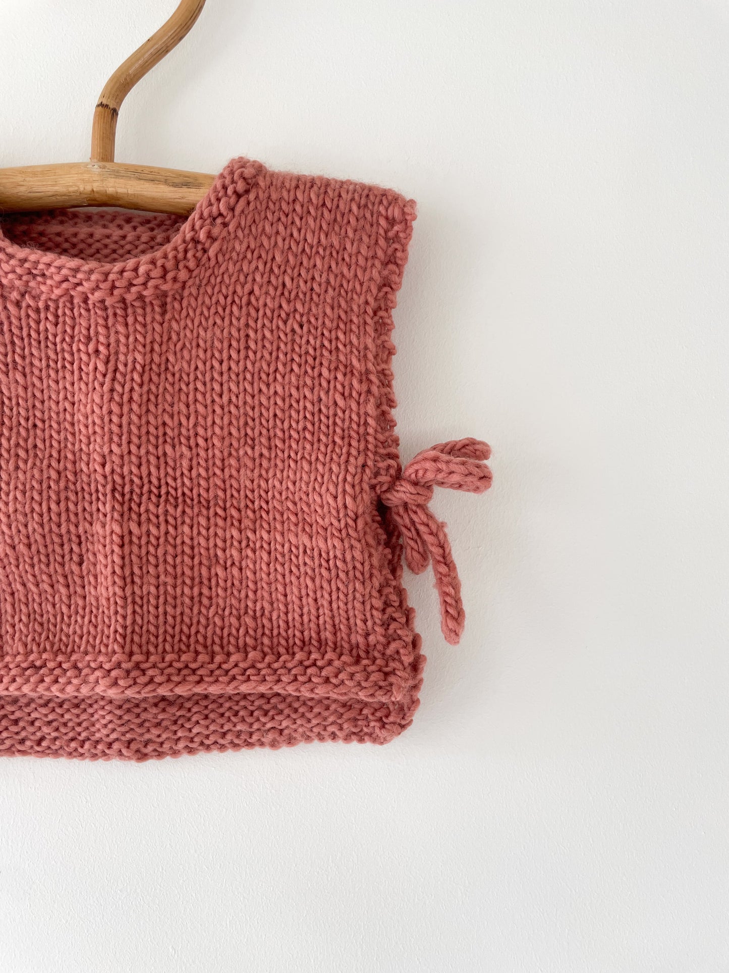 Håndstrikket vest, uld str. 6-12 mdr