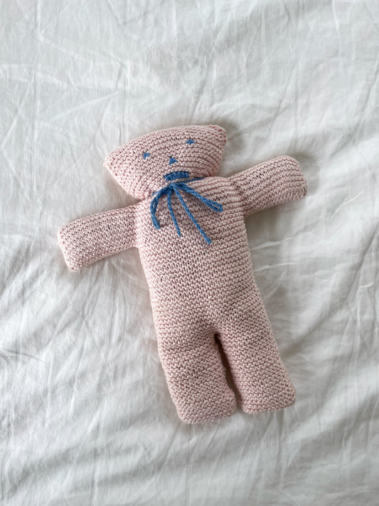 Håndstrikket sjov bamse