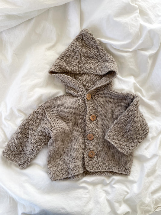 Håndstrikket cardigan med hætte, uld str. 9 mdr