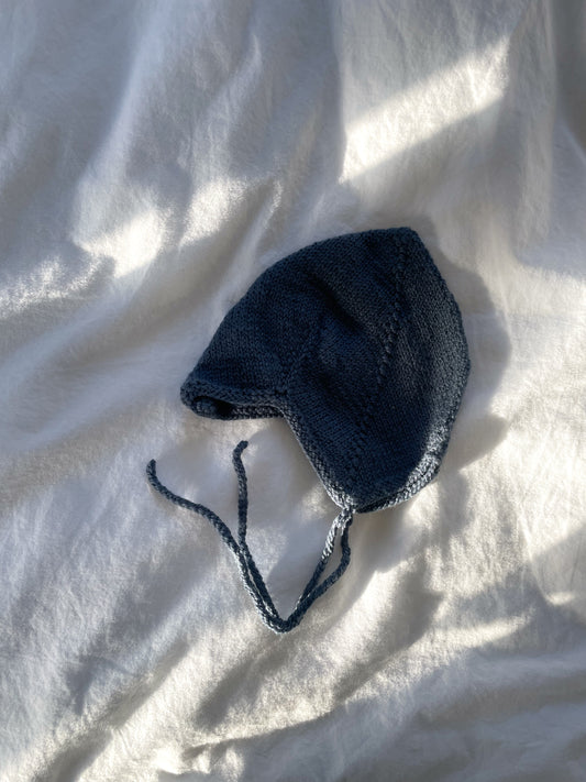 Håndstrikket mørkeblå djævlehue str. 56