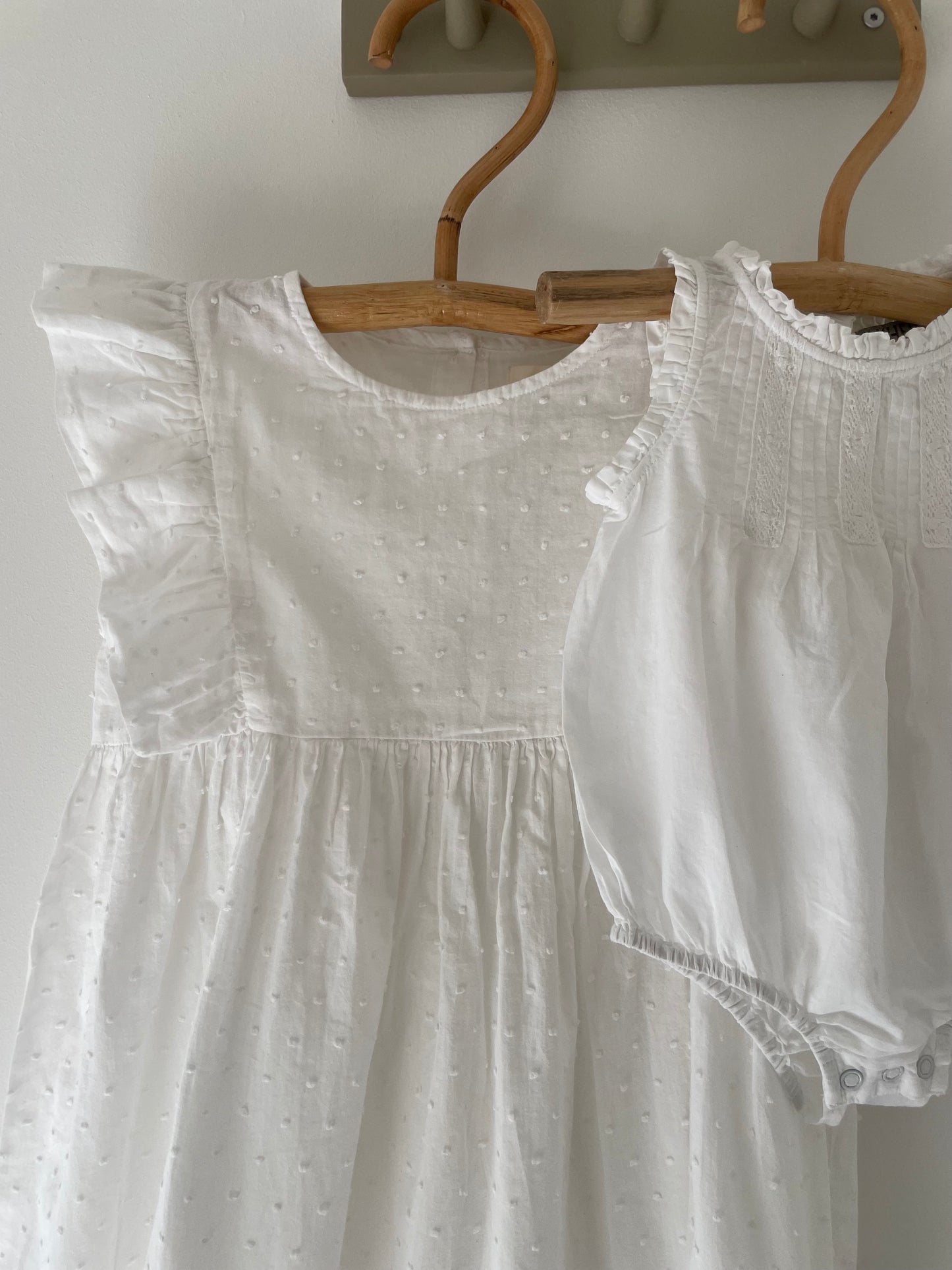 Konges Sløjd smuk hvid kjole med plumetis str. 5-6 år