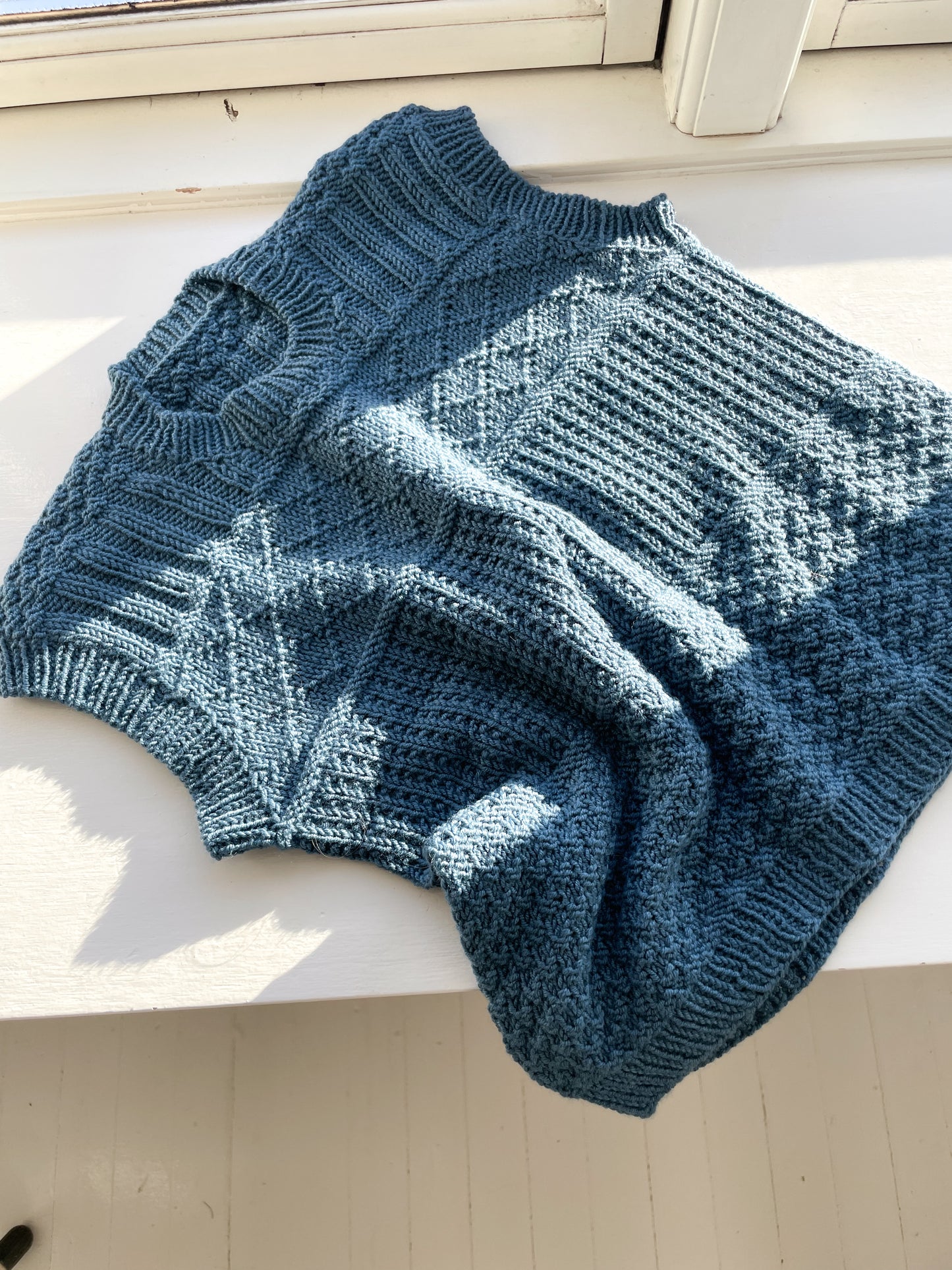 Håndstrikket petroleumsblå vest i uld, 2-3 år