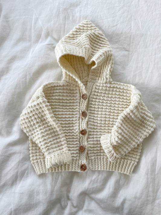 Håndstrikket cardigan med hætte