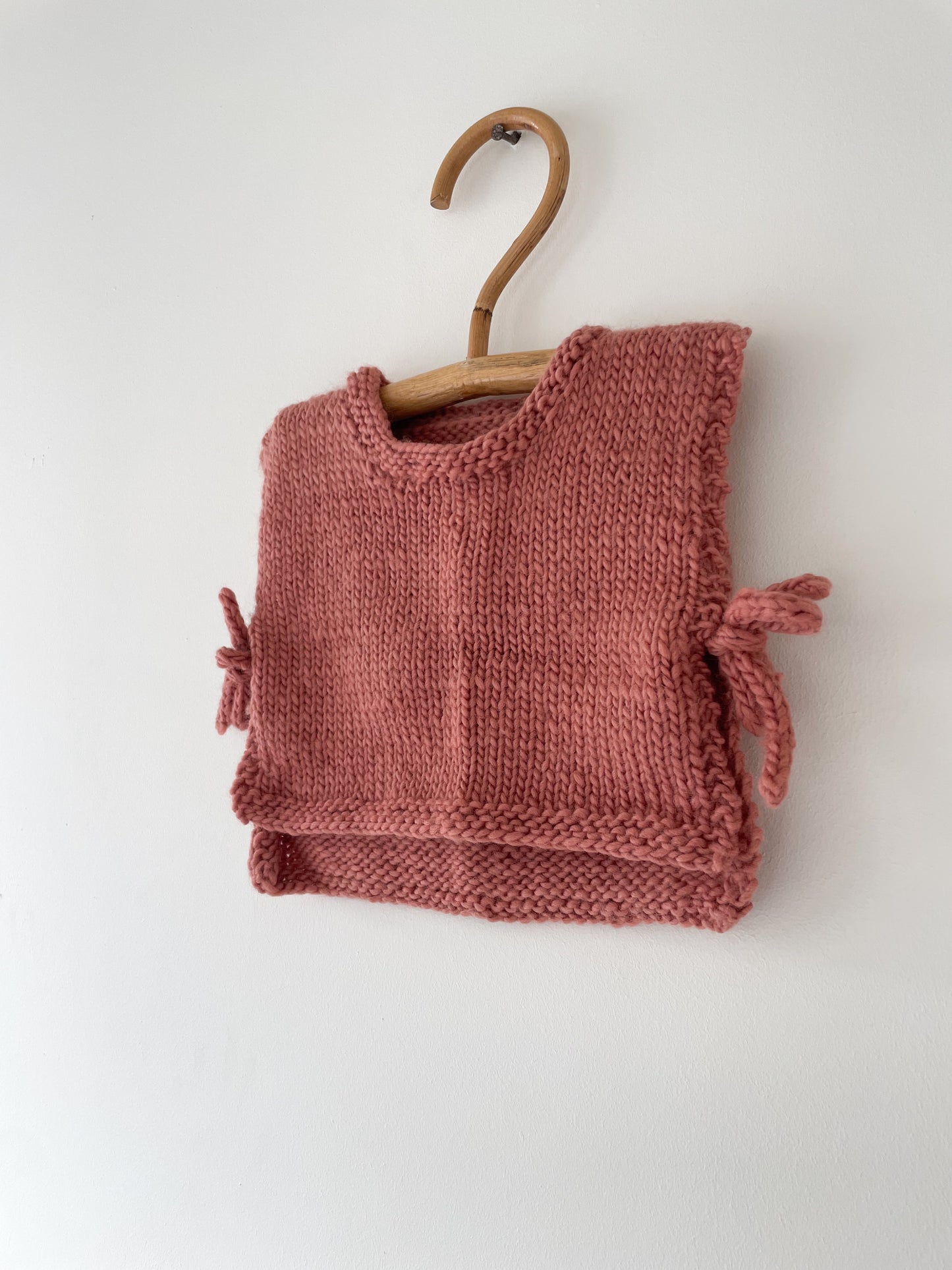 Håndstrikket vest, uld str. 6-12 mdr