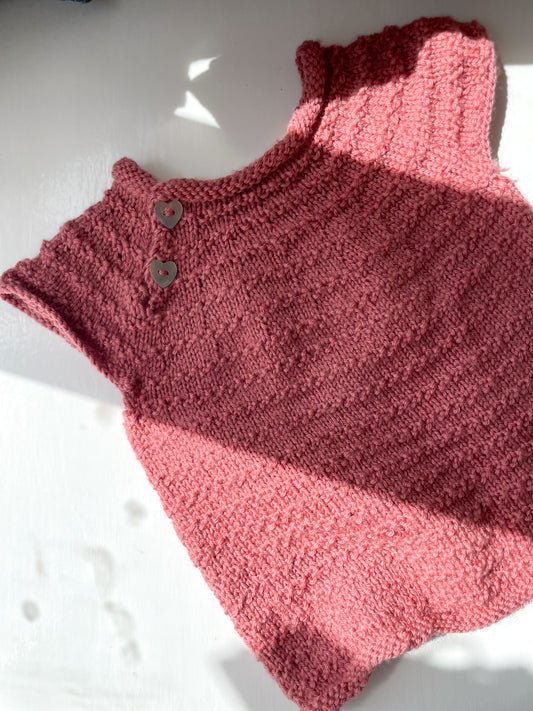 Håndstrikket rosa vest i Merino
